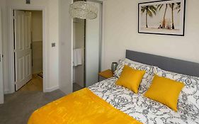 Luxury 5 Bedroom House With Parking