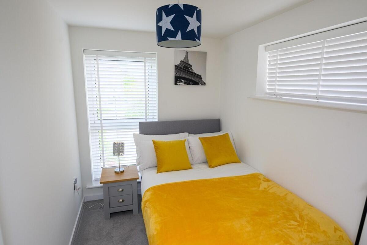 Luxury 5 Bedroom House With Parking Chatham  Room photo