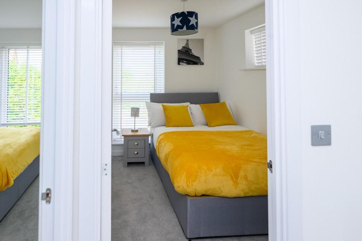 Luxury 5 Bedroom House With Parking Chatham  Room photo