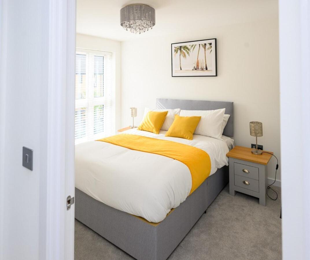 Luxury 5 Bedroom House With Parking Chatham  Room photo