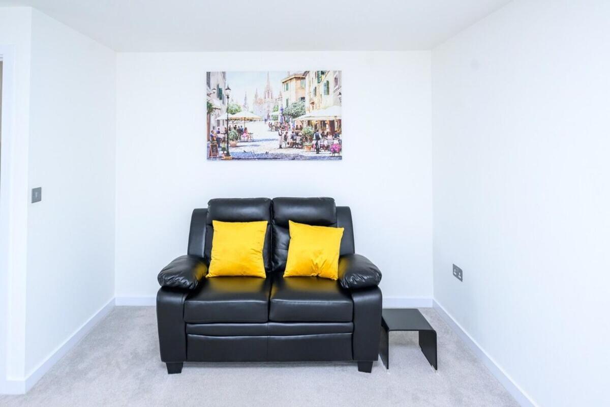 Luxury 5 Bedroom House With Parking Chatham  Room photo