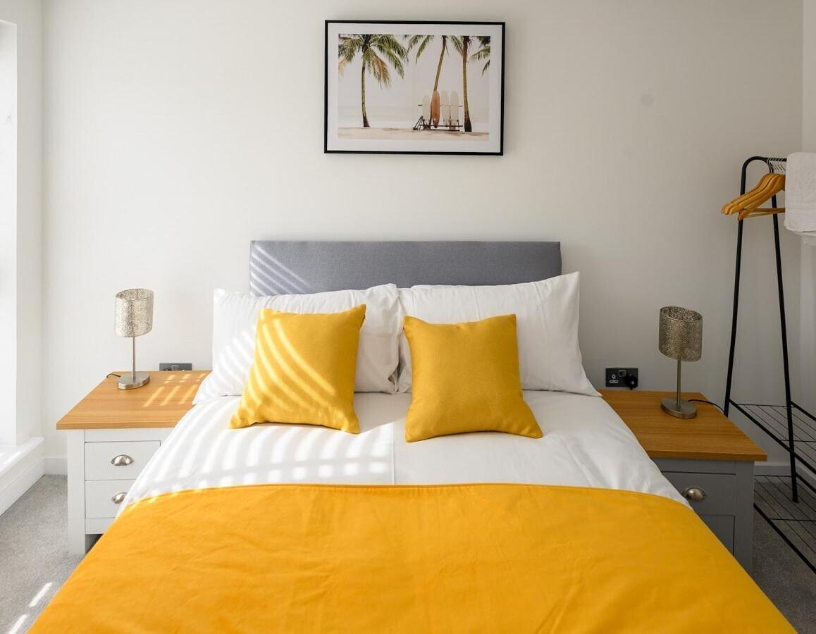 Luxury 5 Bedroom House With Parking Chatham  Room photo