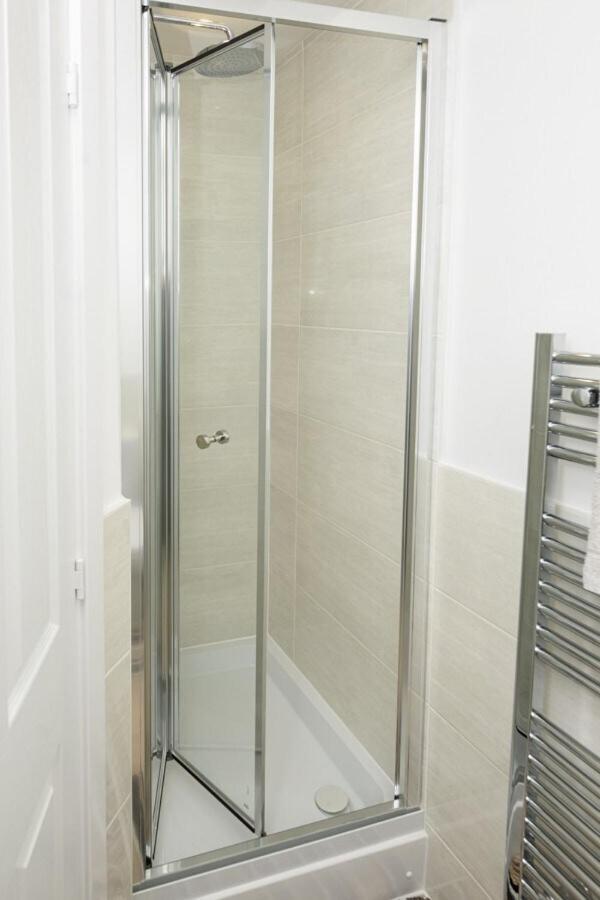 Luxury 5 Bedroom House With Parking Chatham  Room photo