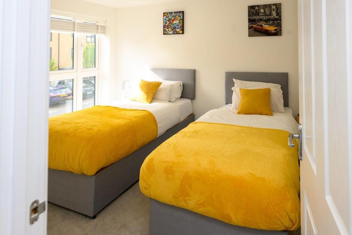 Luxury 5 Bedroom House With Parking Chatham  Room photo