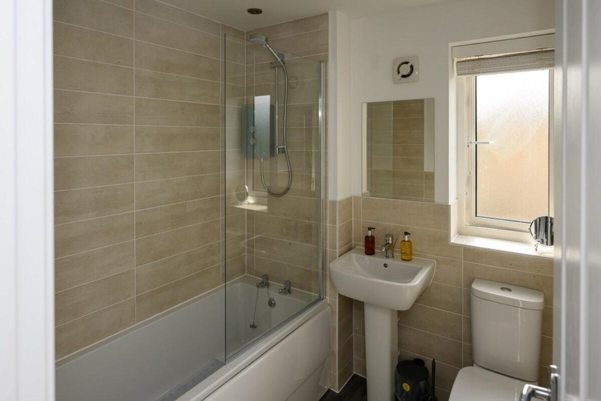 Luxury 5 Bedroom House With Parking Chatham  Room photo
