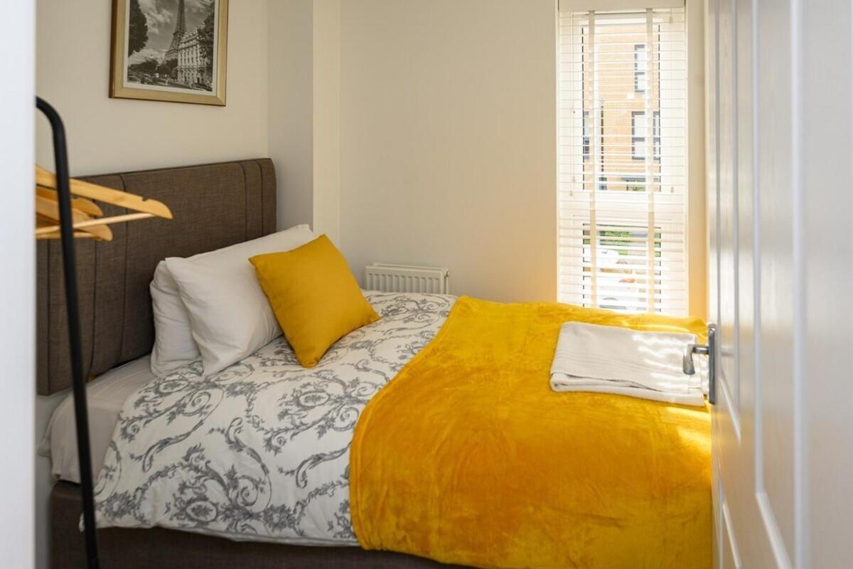 Luxury 5 Bedroom House With Parking Chatham  Room photo