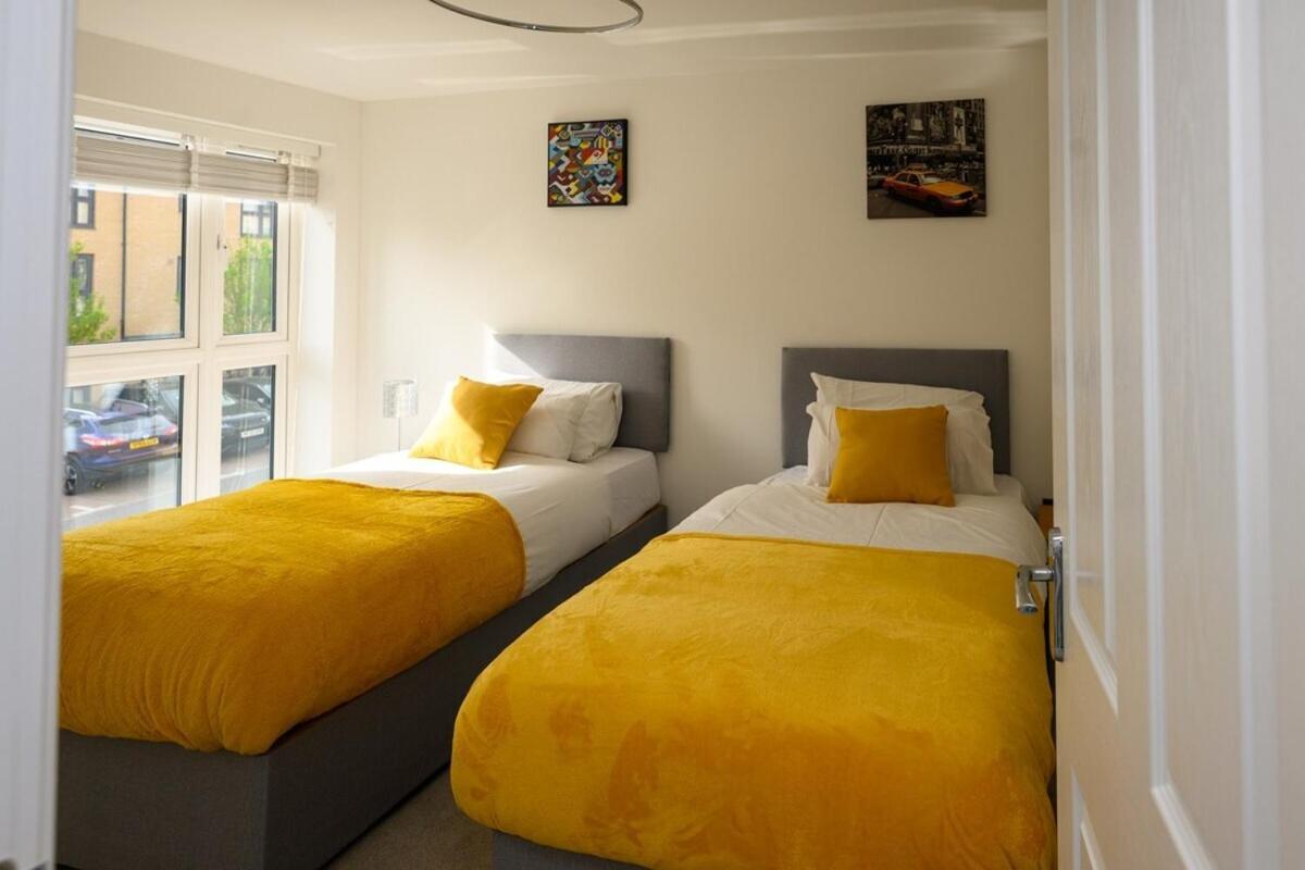 Luxury 5 Bedroom House With Parking Chatham  Room photo