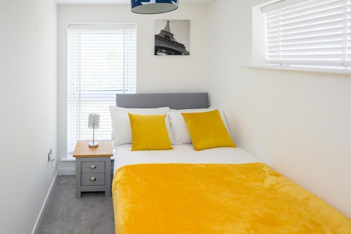 Luxury 5 Bedroom House With Parking Chatham  Room photo