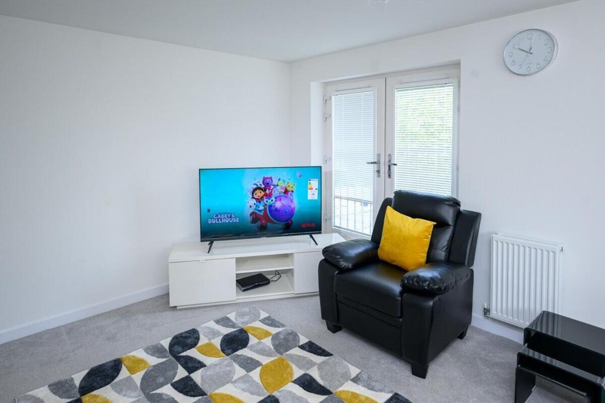 Luxury 5 Bedroom House With Parking Chatham  Room photo