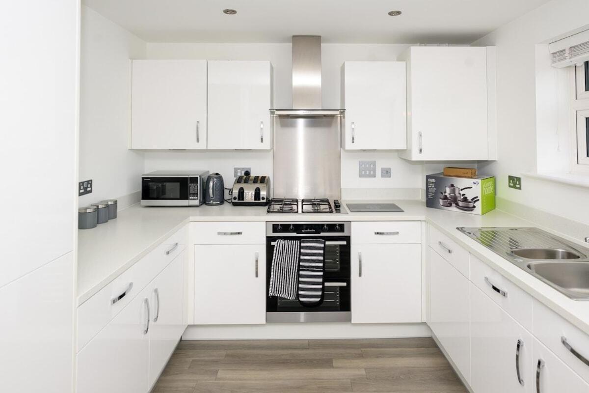 Luxury 5 Bedroom House With Parking Chatham  Room photo
