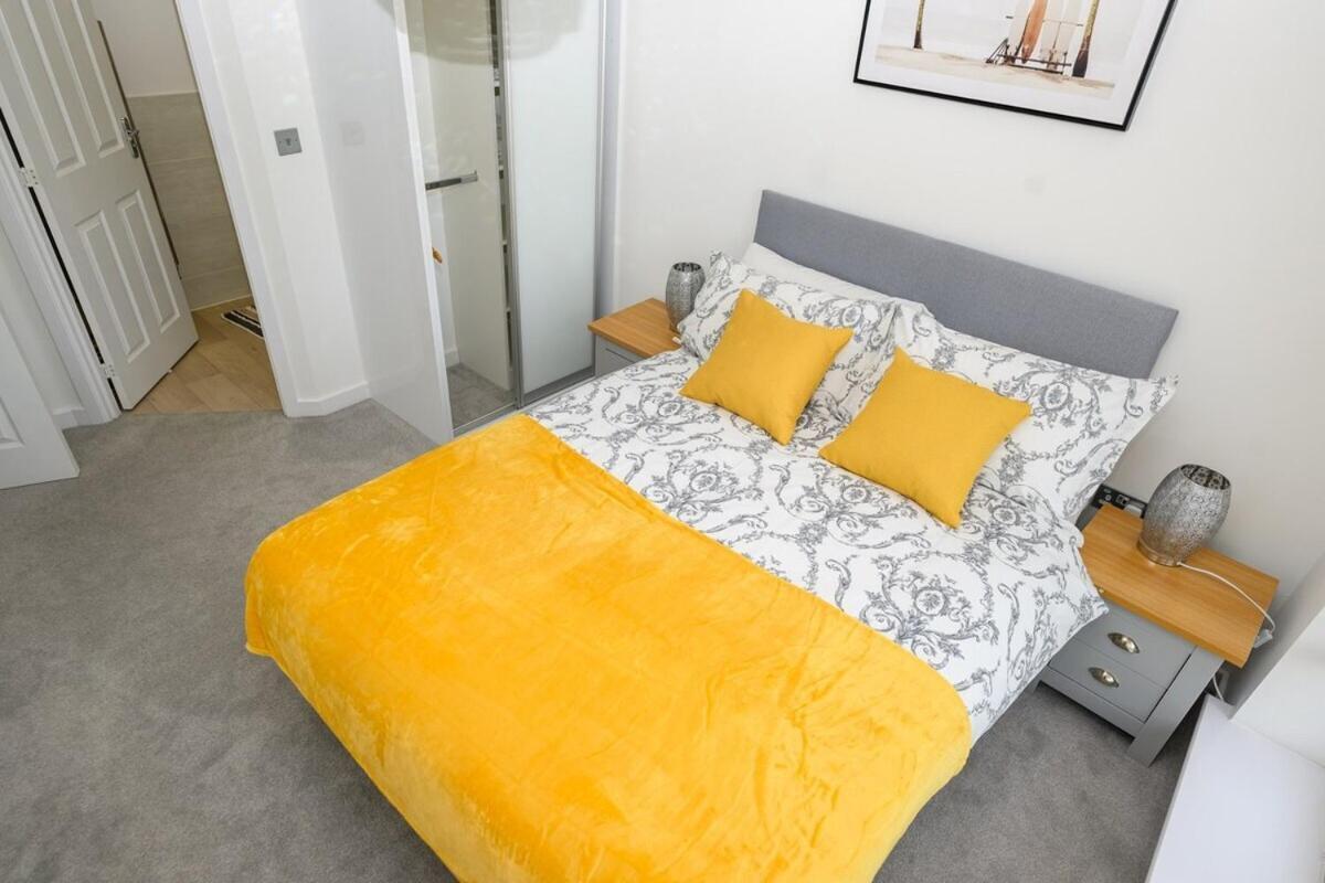 Luxury 5 Bedroom House With Parking Chatham  Room photo