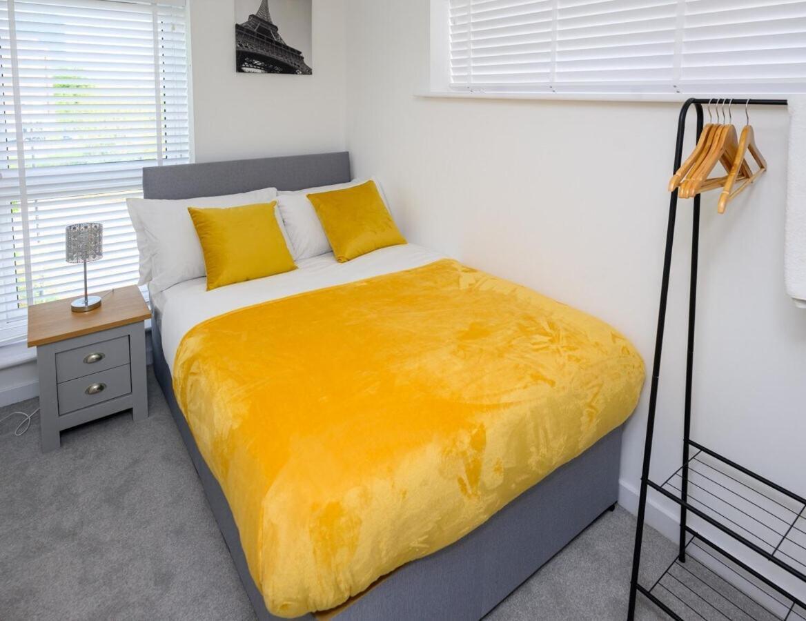 Luxury 5 Bedroom House With Parking Chatham  Room photo