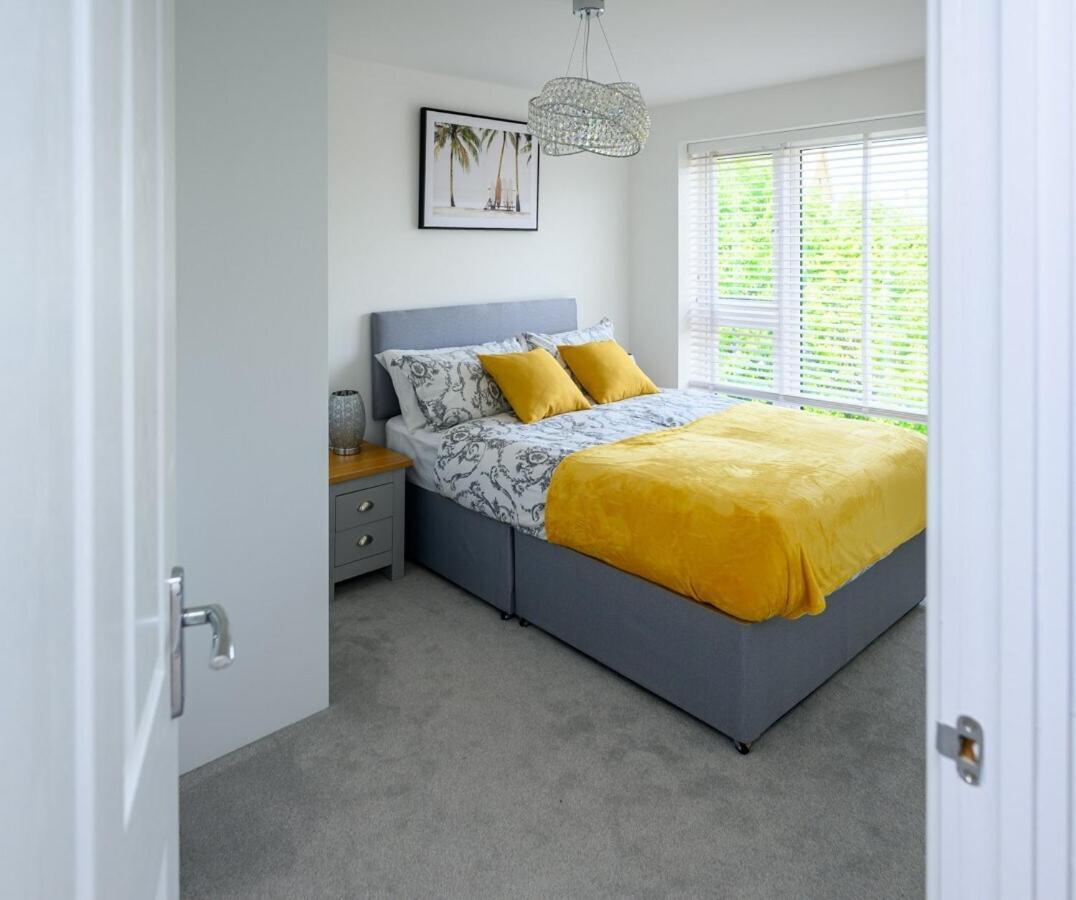 Luxury 5 Bedroom House With Parking Chatham  Room photo