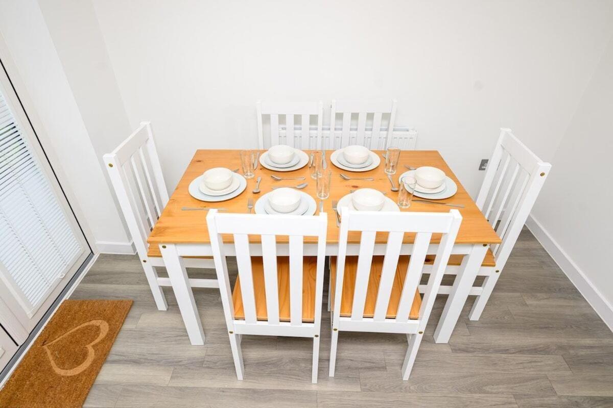 Luxury 5 Bedroom House With Parking Chatham  Room photo