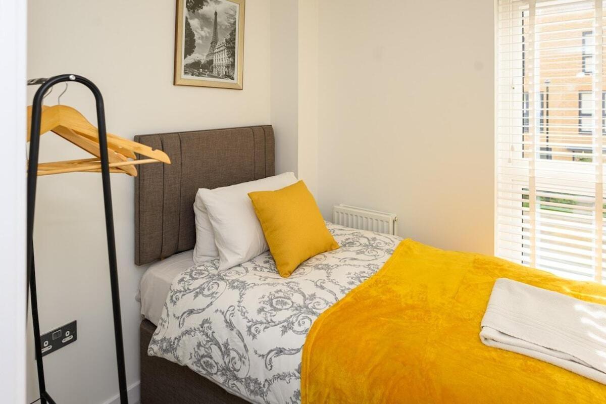 Luxury 5 Bedroom House With Parking Chatham  Room photo